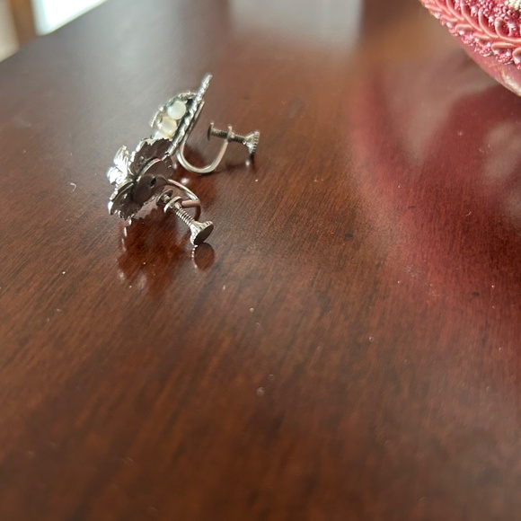 Vintage 1940s screwback earrings -Rare find - Picture 2 of 4